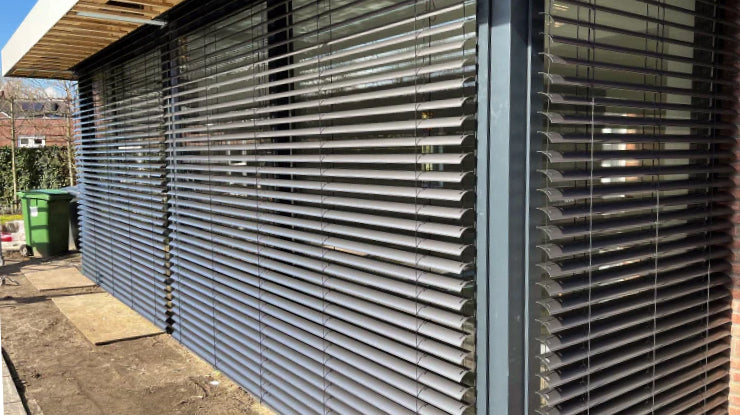 Buitenjaloezieën met kabelgeleiding geplaatst in Oisterwijk