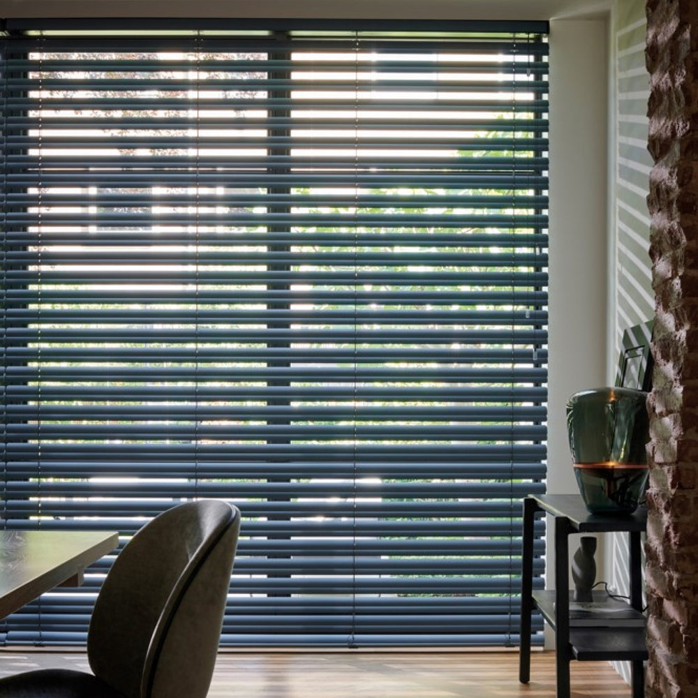 Zwarte jaloezie in woonkamer